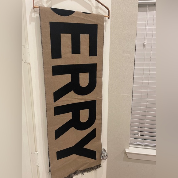 Burberry logo wool scarf - Picture 5 of 7